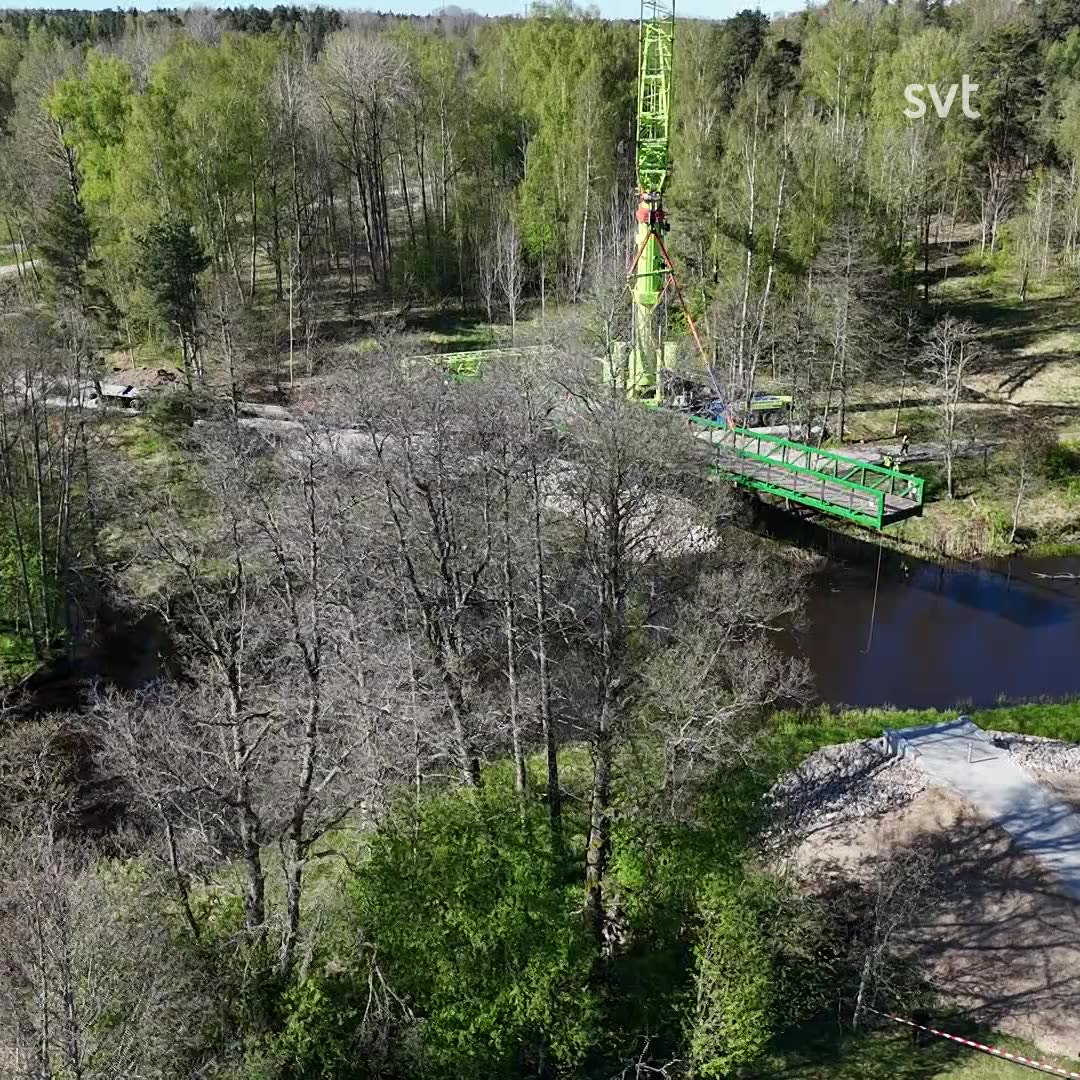 Här lyfts nya bron på plats i Karlslund